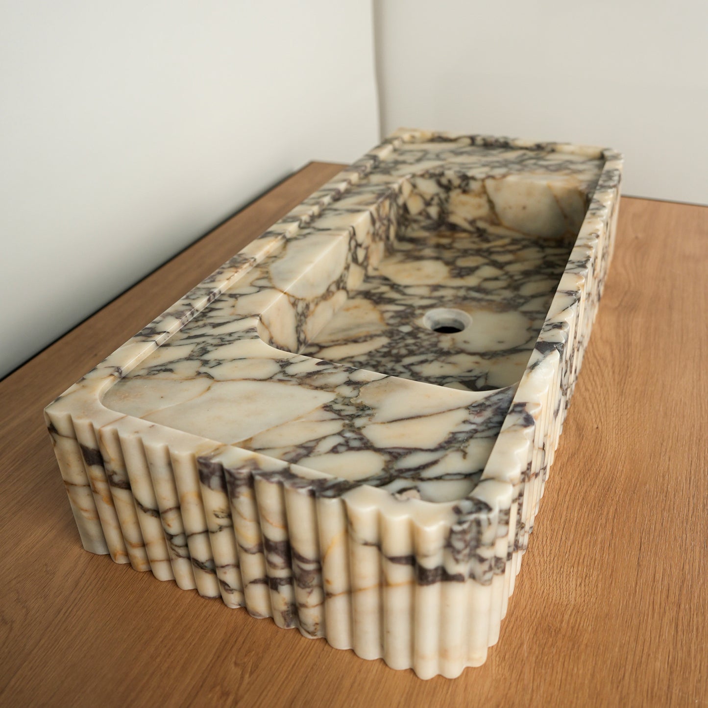 Calacatta Viola Marble Sink (Fluted Extrerior)