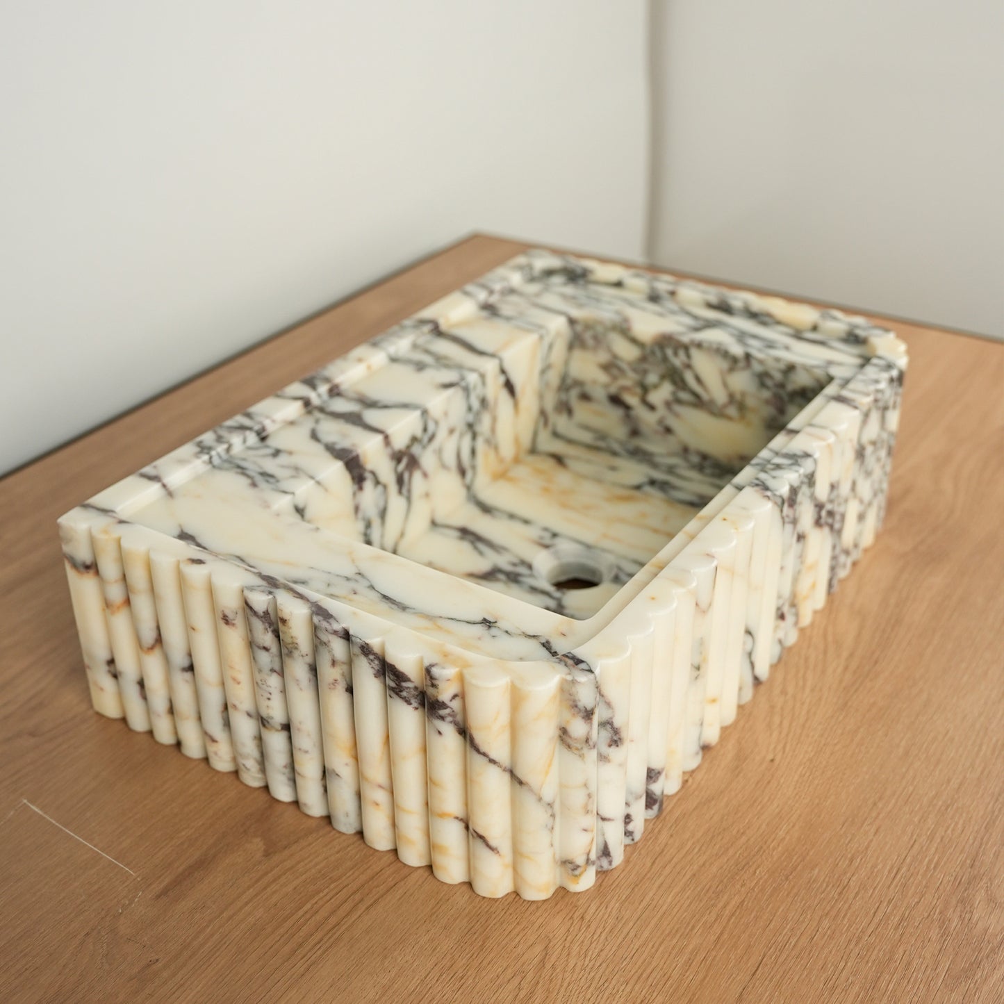 Calacatta Viola Marble Sink (Fluted Exterior2)