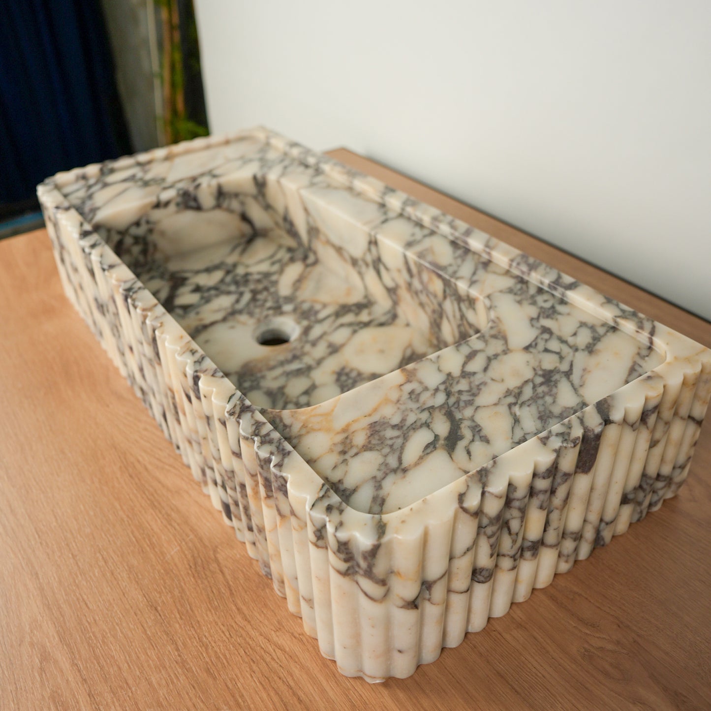 Calacatta Viola Marble Sink (Fluted Extrerior)
